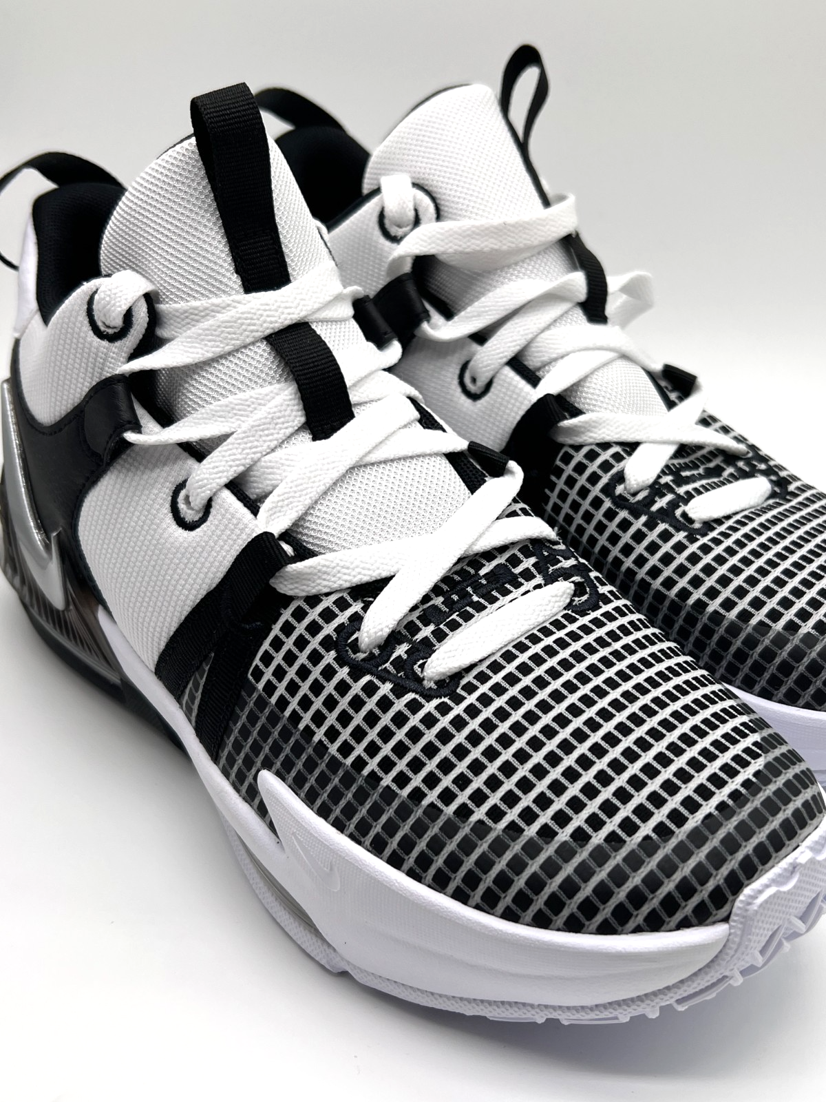 Nike LeBron Witness 7 GS 'White Black' DQ8650-100