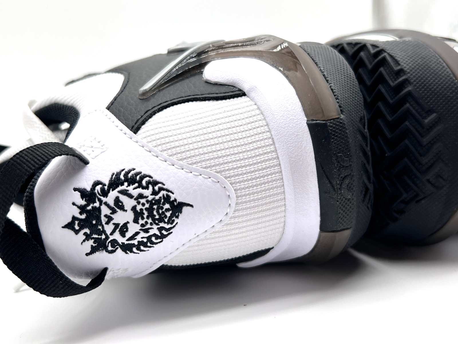 Nike LeBron Witness 7 GS 'White Black' DQ8650-100